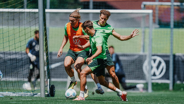 Die VfL-Wolfsburg-Spieler Sebastiaan Bornauw, Kilian Fischer und Kevin Behrens kämpfen um den Ball.