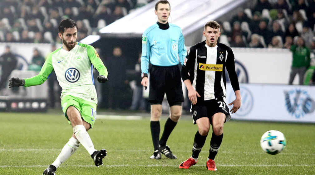 VfL Wolfsburg Spieler Yunus Malli schießt den Ball im Spiel gegen Mönchengladbach. 