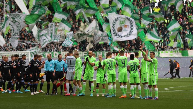 Die Wölfe begrüßen die Fans vor dem Spiel, wie immer in einer Reihe mit den Schiedsrichtern und den Gegner DSC Arminia Bielefeld.