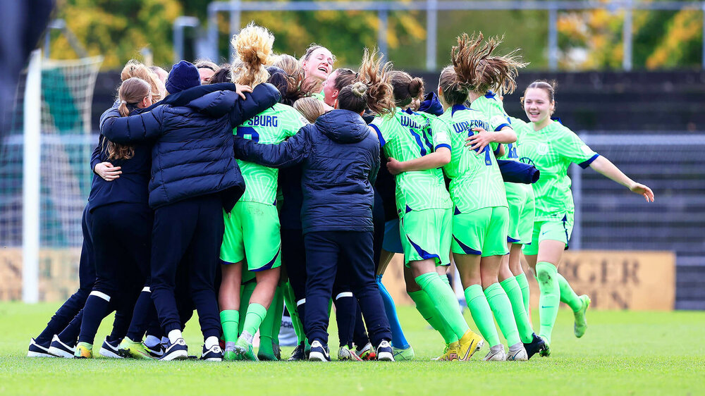 Die U20 Frauen des VfL Wolfsburg finden sich im Teamkreis zusammen.