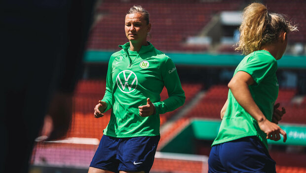 Die VfL Wolfsburg Spielerinnen Popp und Lattwein im Training vor dem Pokalfinale in Freiburg.