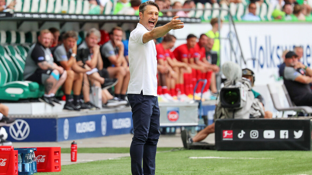 Cheftrainer Nico Kovac vom VfL Wolfsburg steht an der Seitenlinie und gibt laut Anweisungen.