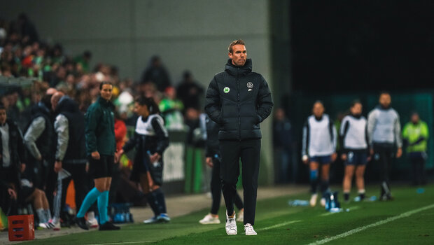VfL-Wolfsburg-Trainer der Frauen Tommy Stroot steht an der Seitenline.