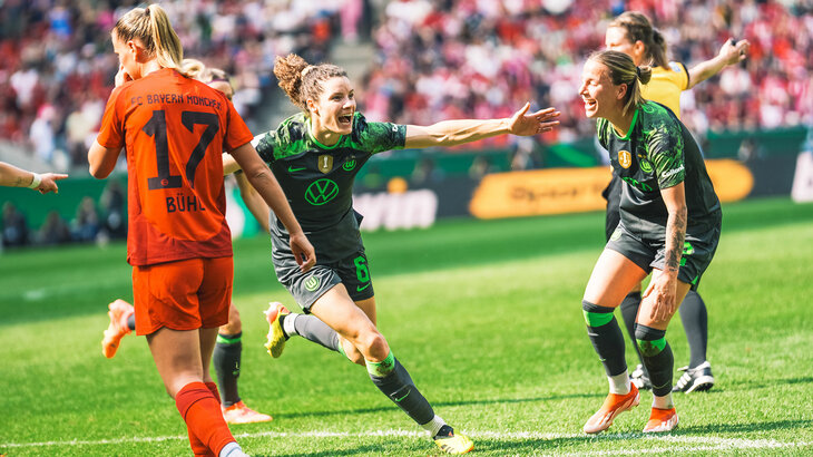 VfL-Wolfsburg-Spielerin Dominique Janssen jubelt über ihren Treffer.