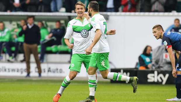 Die Spieler des VfL Wolfsburg jubeln.