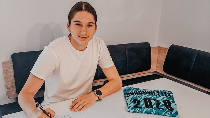 Christina Schönwetter unterschreibt den Vertrag beim VfL-Wolfsburg.