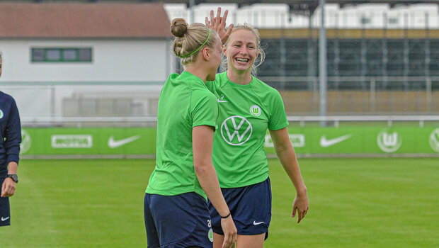 Die VfL Wolfsburg-Spielerinnen Pauline Bremer und Pia Wolter klatschen sich ab.
