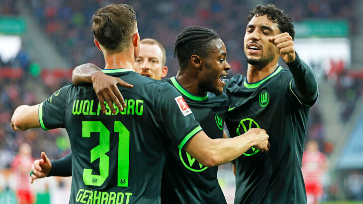 Spieler des VfL-Wolfsburg bejubeln ihren Treffer.