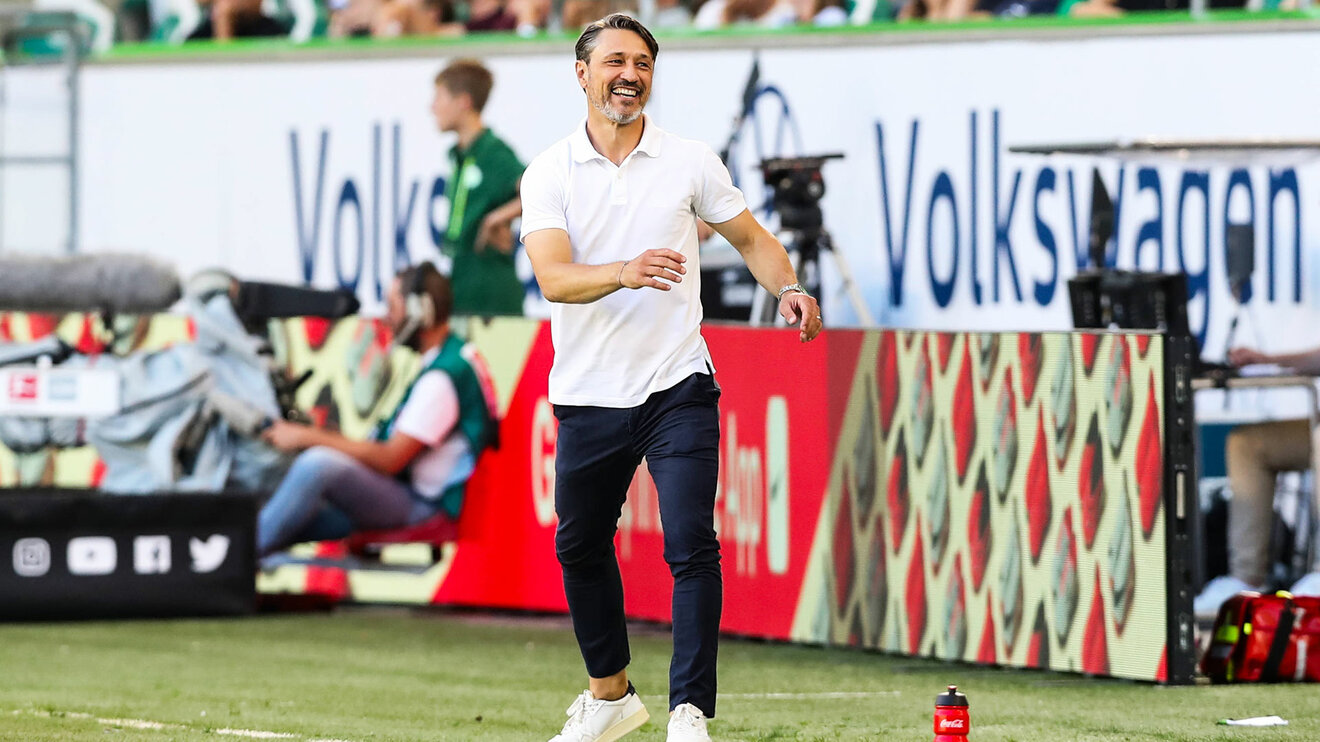 Trainer des VfL Wolfsburg, Niko Kovac, gibt Anweisungen von der Seitenlinie.