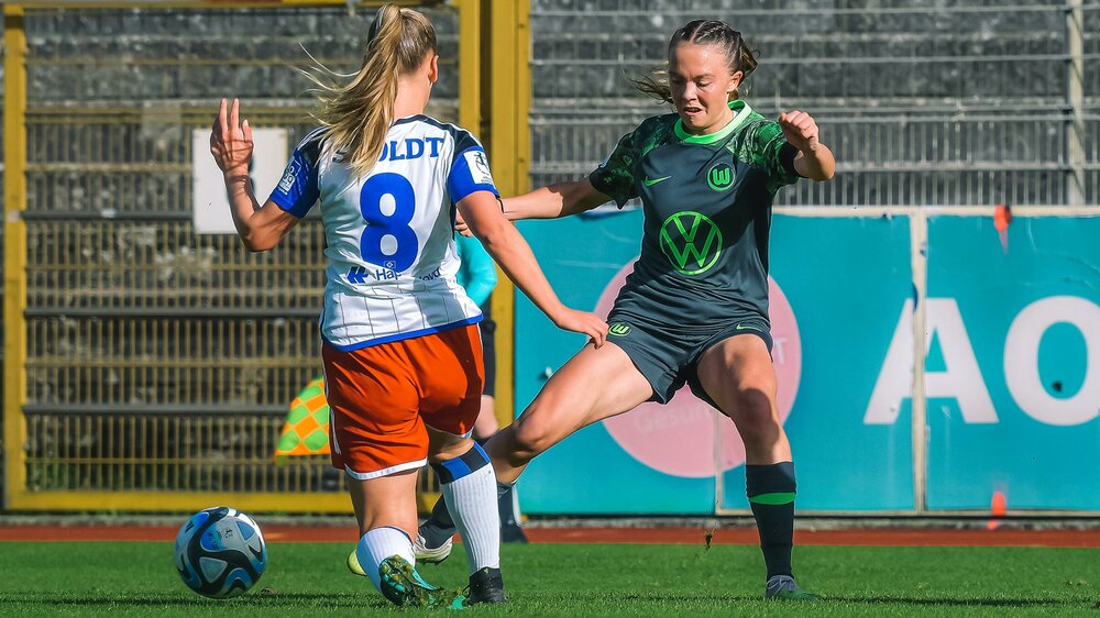 Eine Spielerin der U20-Frauenmannschaft des VfL Wolfsburg im Zweikampf mit einer Gegenspielerin.