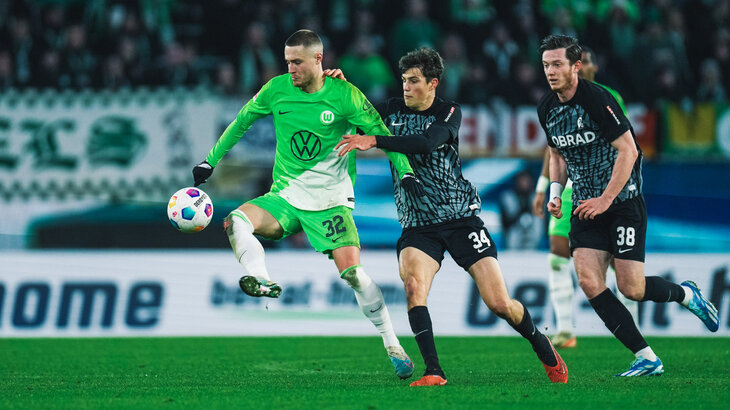 VfL-Wolfsburg-Spieler Mattias Svanberg im Zweikampf mit einem Gegenspieler.