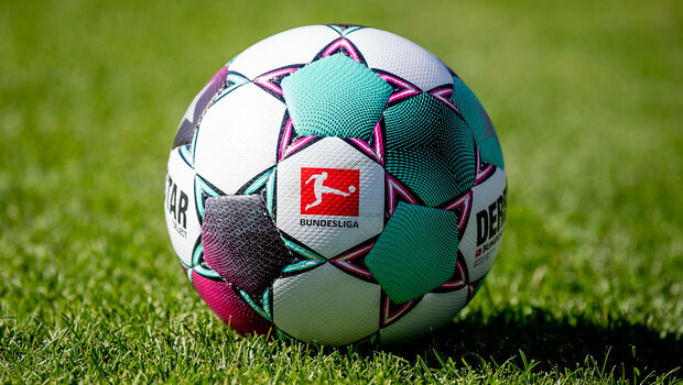 Der Spielball aus der Bundesliga auf dem Rasen der Volkswagen Arena.