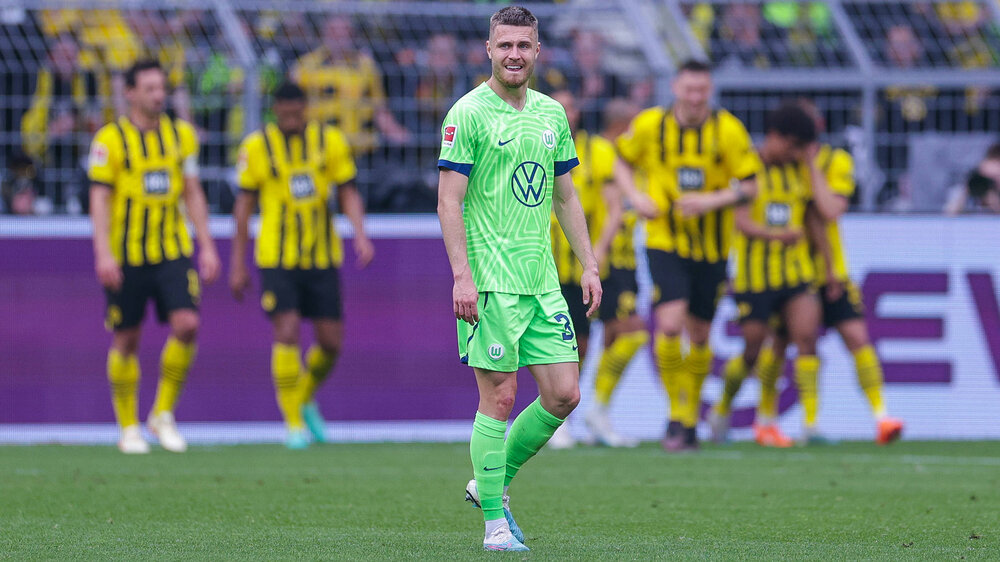VfL Wolfsburg Spieler Svanberg steht enttäuscht auf dem Rasen in Dortmund.
