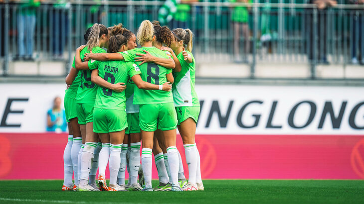 Die Frauen vom VfL-Wolfsburg jubeln nach einem Tor.