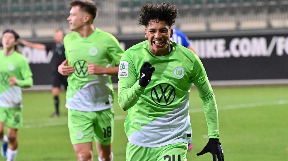 Ein Spieler der U19 des VfL Wolfsburg bejubelt seinen Treffer gegen Hertha BSC Berlin.