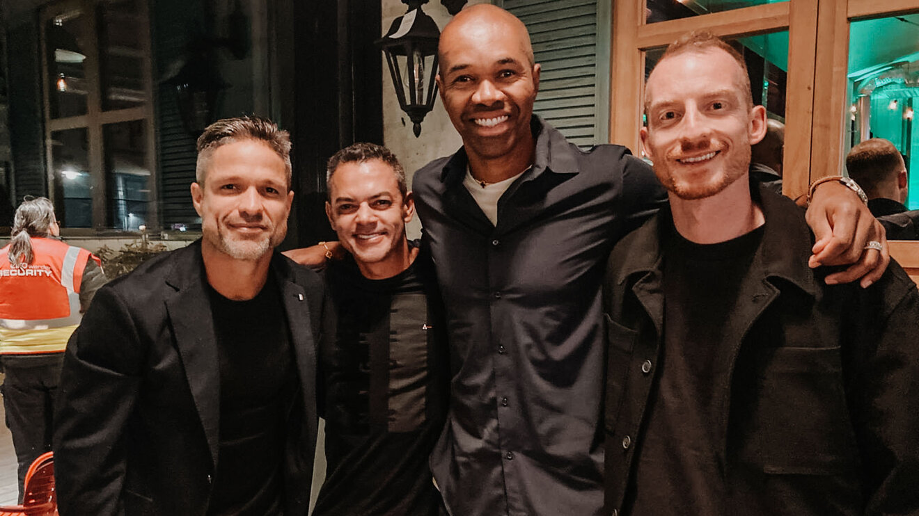 Maximilian Arnold posiert mit den Ex-Wölfen Diego, Naldo und Josue.