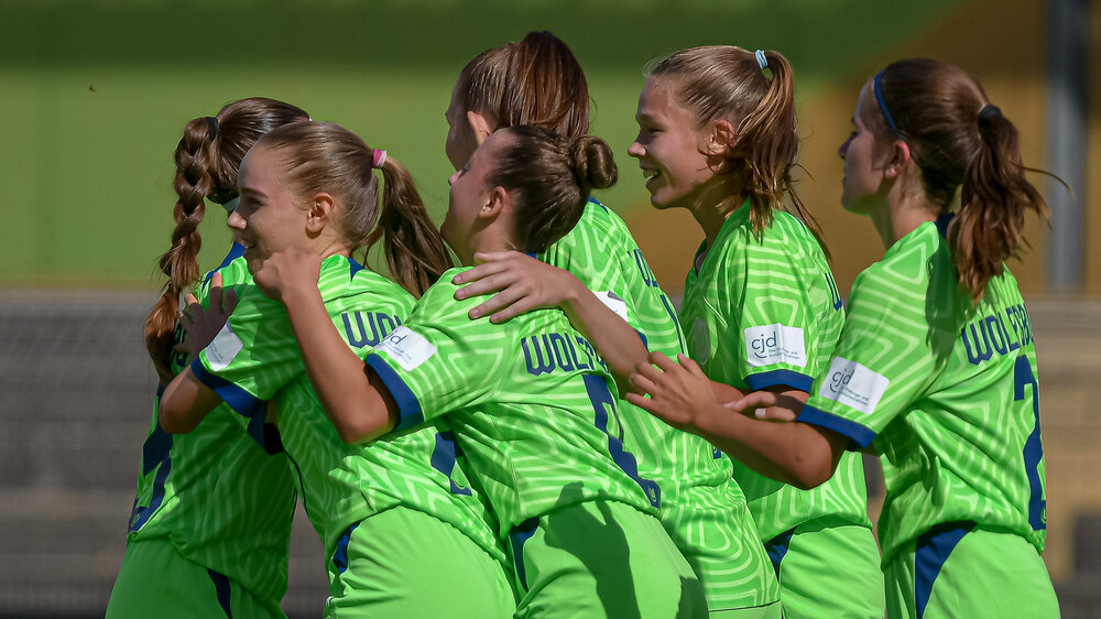 Spielerinnen der U-17 des VfL-Wolfsburg freuen sich über ihren Treffer.
