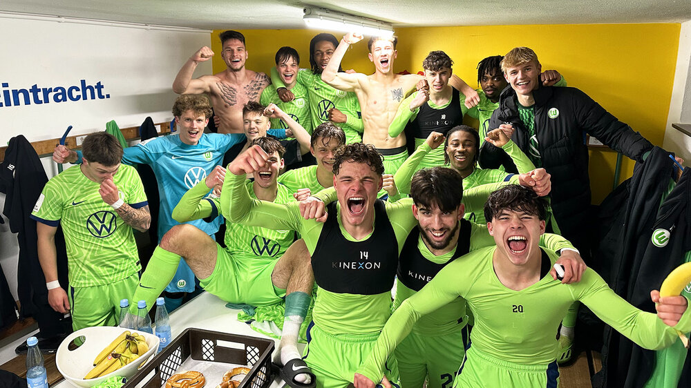 Die U-19 des VfL-Wolfsburg feiert einen Sieg in der Kabine.