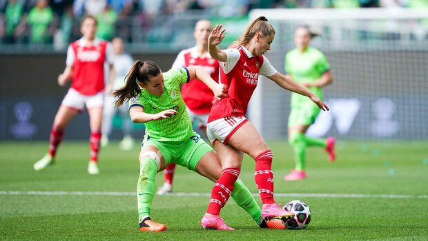 VfL-Wolfsburg-Spielerin Lena Oberdorf in einem Zweikampf im UWCL Spiel gegen Arsenal.