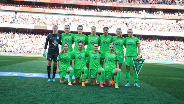 Die VfL-Wolfsburg-Spielerinnen posieren vor dem Spiel im Emirates Stadion in London für das Teambild.