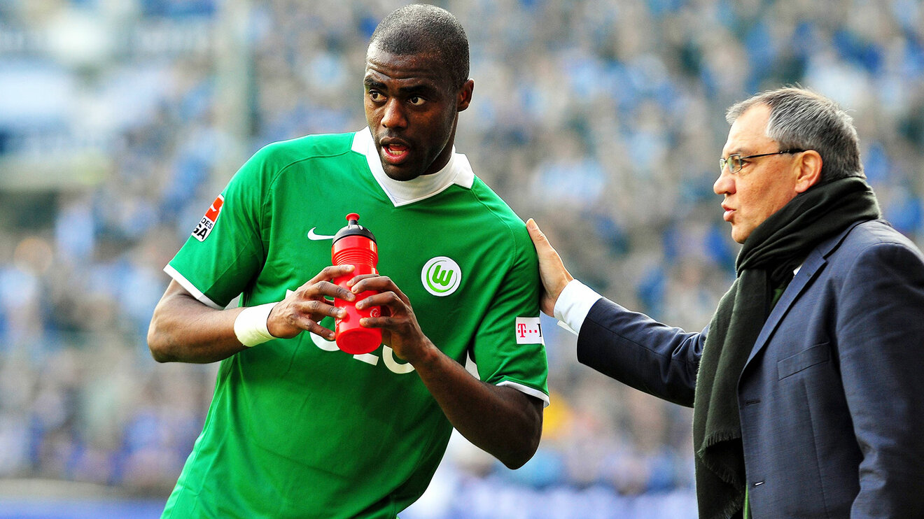 VfL Wolfsburg Spieler Grafite hört am Spielfeldrand auf Anweisungen von Trainer Magath.