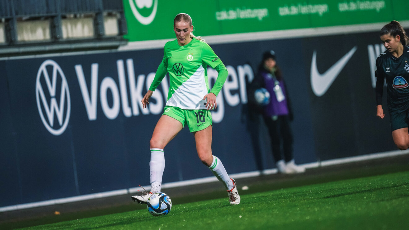 Die VfL-Wolfsburg-Spielerin Camilla Küver läuft mit dem Ball.