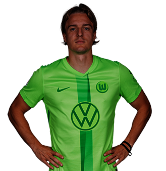 Der VfL Wolfsburg Spieler Sebastiaan Bornauw posiert mit den Händen in der Hüfte.