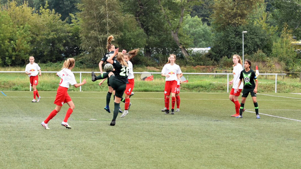 Strafraumszene aus der Partie der U17-Juniorinnen gegen RB Leipzig. 