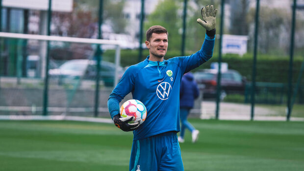 Der VfL-Wolfsburg-Spieler Pavao Pervan hebt den Arm.
