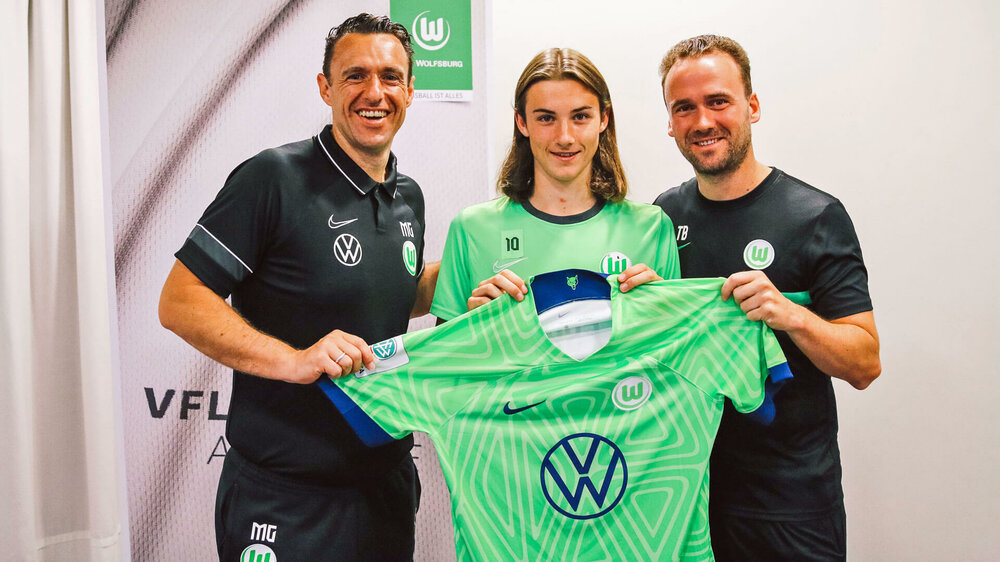Der VfL-Wolfsburg-Spieler Böger hält sein Trikot in den Händen.