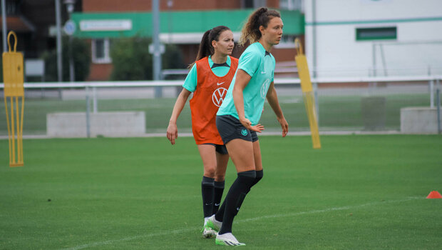 VfL Wolfsburg-Spielerin Fenna Kalma im Zweikampf.