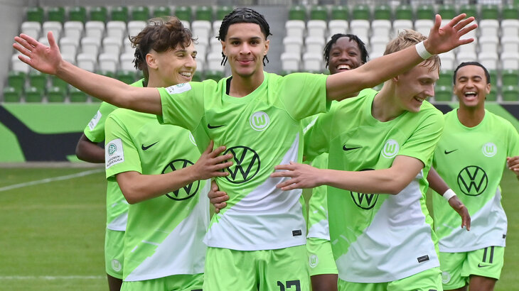 Spieler der U17 vom VfL Wolfsburg jubeln gemeinsam nach dem Sieg gegen Dynamo Dresden.