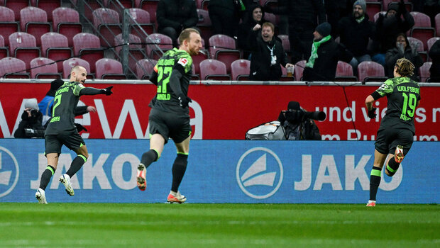 VfL-Wolfsburg-Spieler Vaclav Cerny und Lovro Majer jubeln sich im Lauf zu.