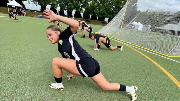 Eine Spielerin der U15-Juniorinnen vom VfL-Wolfsburg macht in Portland auf dem Trainingsplatz eine Übung.
