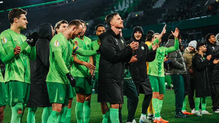 Die Wölfe lassen sich sich nach einem erfolgreichen Spiel vor der Nordkurve feiern. Allen voran steht Yannick Gerhardt.