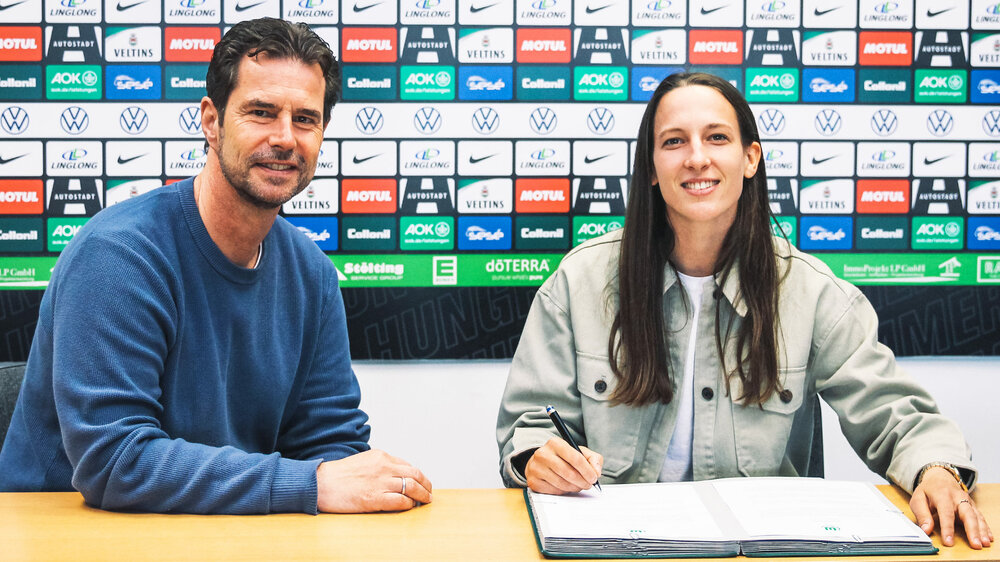 Die zukünftige VfL Wolfsburg Spielerin Sara Agrez bei der Vertragsunterschrift.