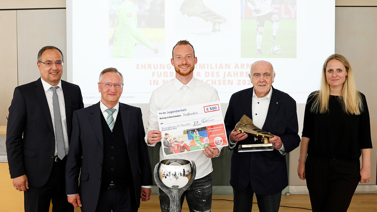 Der VfL Wolfsburg-Spieler Maximilian Arnold bekommt den Preis zu Niedersachsens Fußballer des Jahres überreicht.