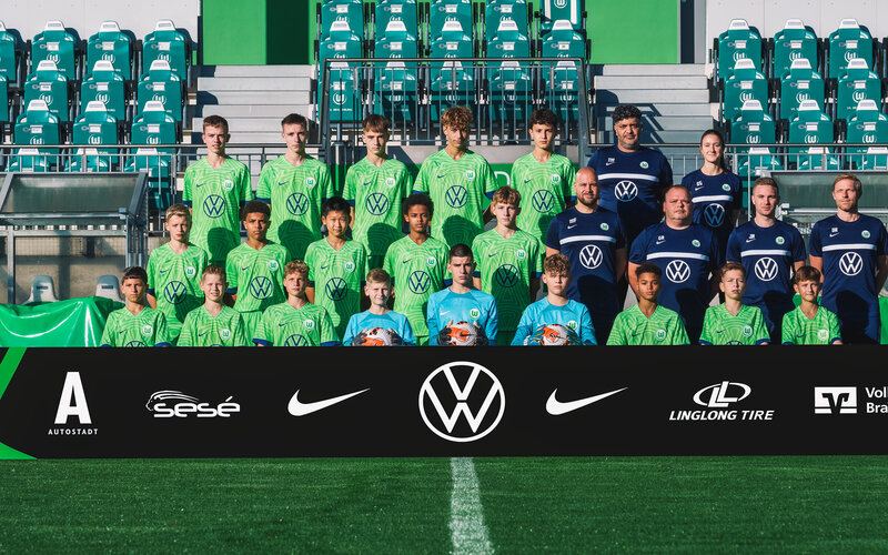 Das Mannschaftsbild der U14 Junioren vom VfL Wolfsburg.