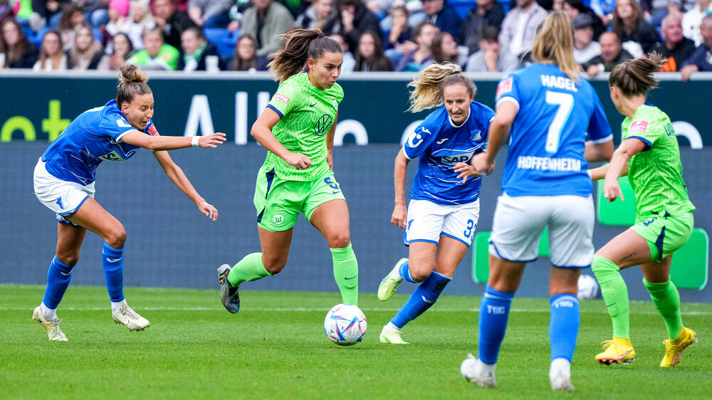 VfL-Wolfsburg-Spielerin Lena Oberdorf am Ball im Spiel gegen die TSG Hoffenheim.