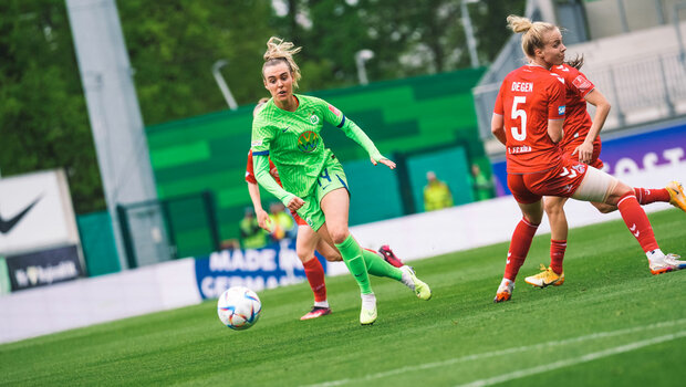 VfL Wolfsburg Spielerin Jill Roord führt den Ball.