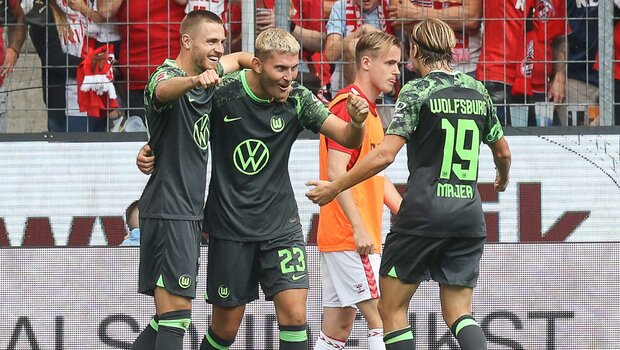 VfL-Wolfsburg-Spieler freuen sich über Jonas Wind Treffer gegen Köln.
