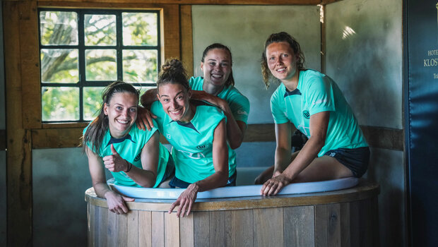 Die Frauen vom VfL Wolfsburg in der Eistonne.