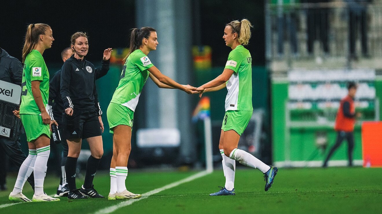VfL-Wolfsburg-Spielerin Riola Xhemaili klatscht bei ihrer Einwechslung mit Lena Lattwein ab.