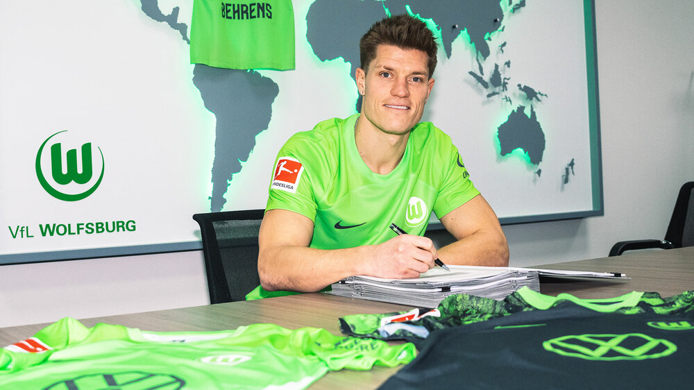 Kevin Behrens unterschreibt beim VfL Wolfsburg seinen Vertrag.