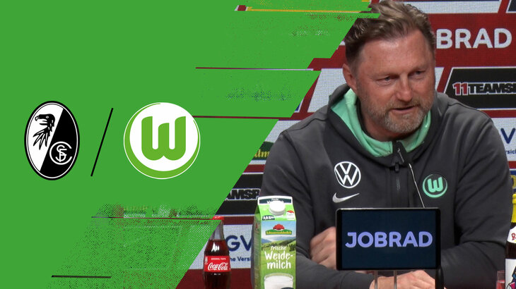 Ralph Hasenhüttl spricht in ein Mikrofon. Daneben die Logos des SC Freiburg und VfL Wolfsburg.