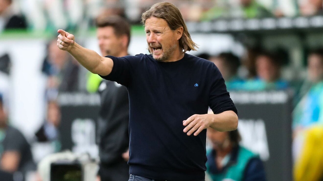 Mainz-Trainer Bo Henriksen an der Seitenlinie. 