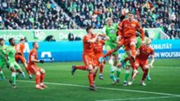 Kopfballduel Sebastiaan Bornauw und 1. FC Union Spieler