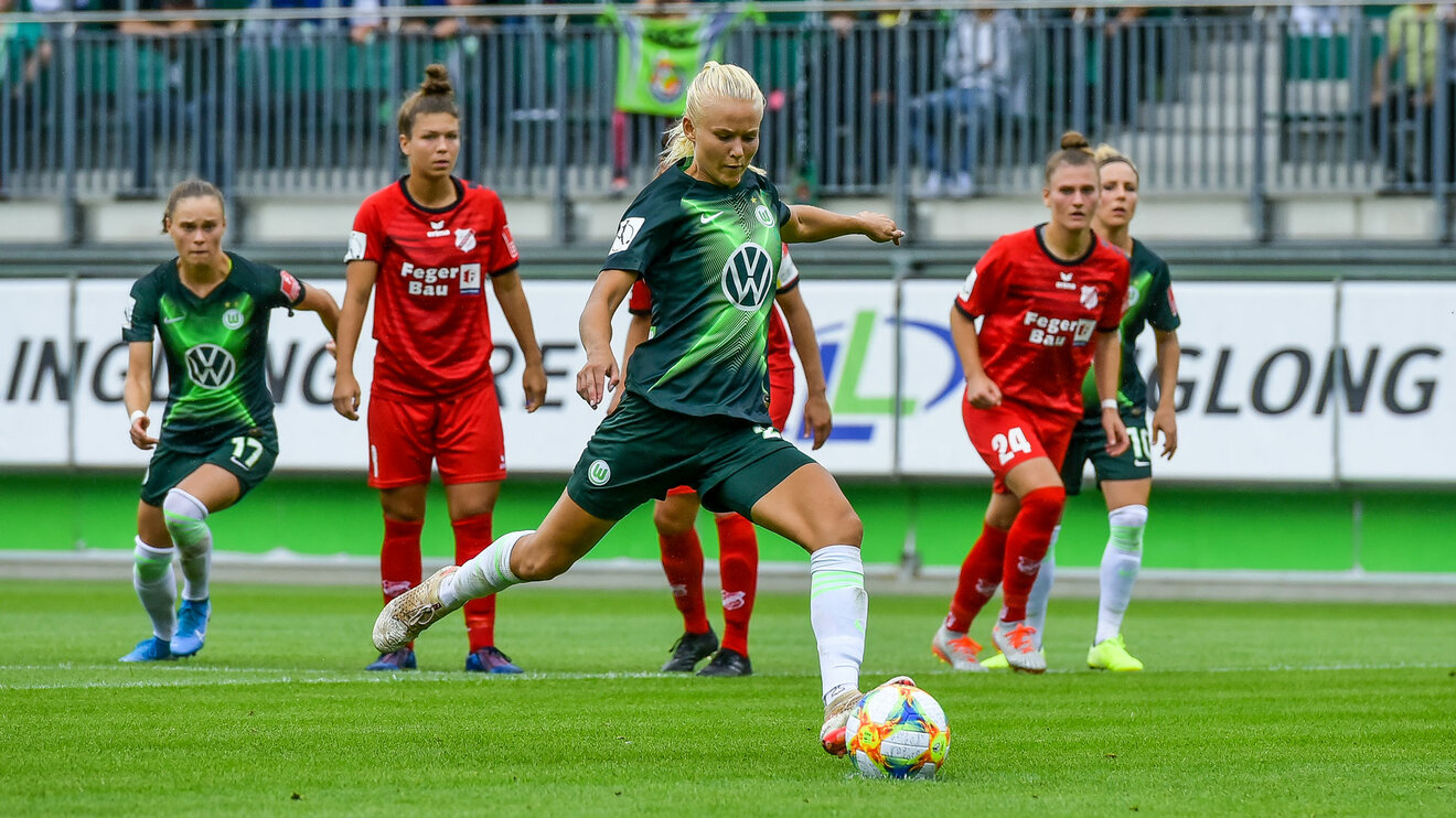 VfL-Wolfsburg-Spielerin Harder beim Elfmeterschießen.