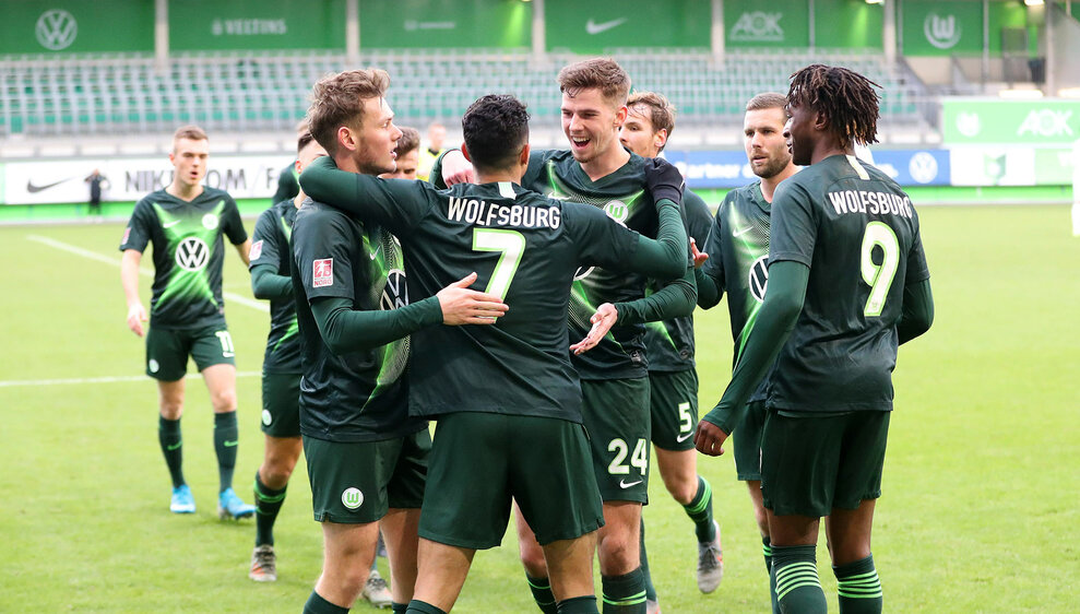 Die U23-Spieler des VfL Wolfsburg bejubeln einen Treffer.