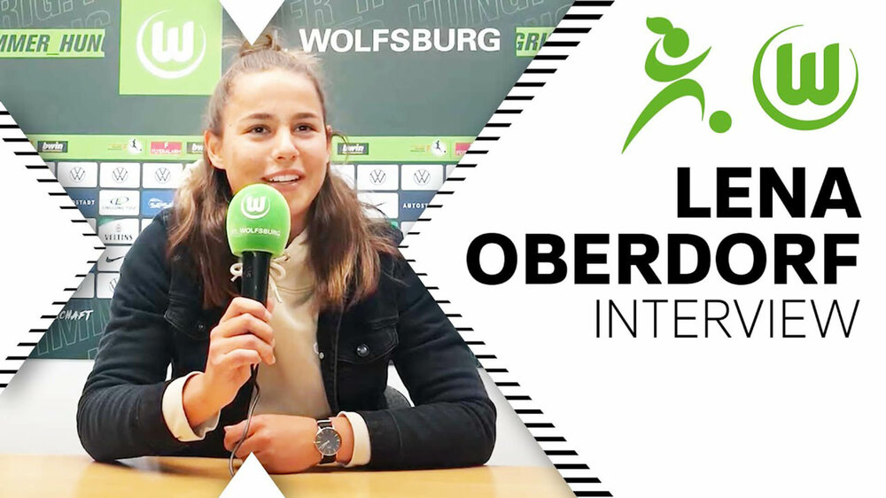 Lena Oberdorf lachend im INterview mit Wölfe TV.